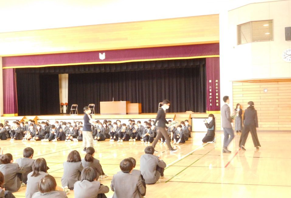 生徒と異動教員とのお別れの会 小金井市立小金井第二中学校